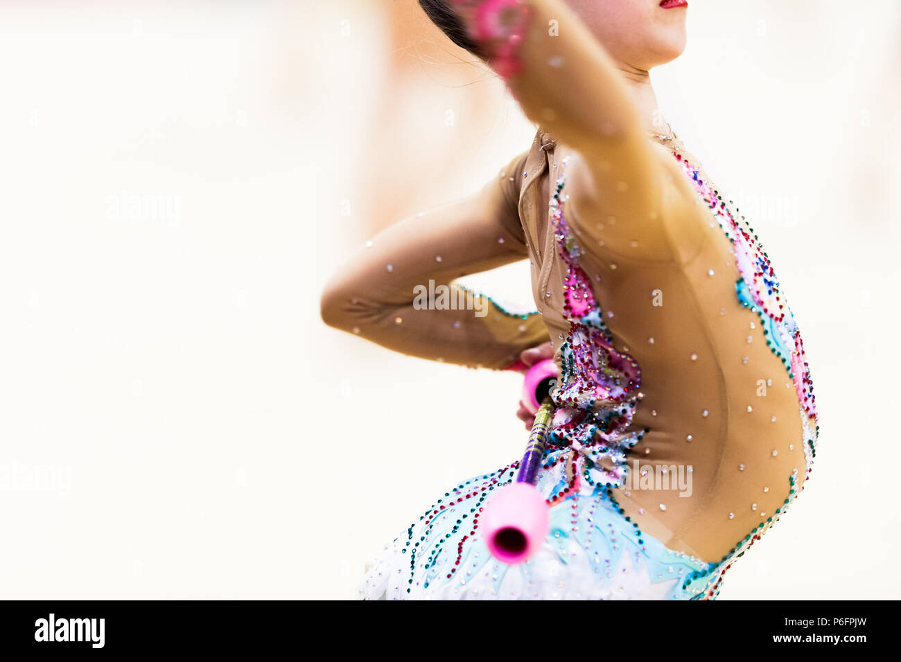 Ragazza nel bellissimo abito di ginnastica fare esercizio Foto Stock