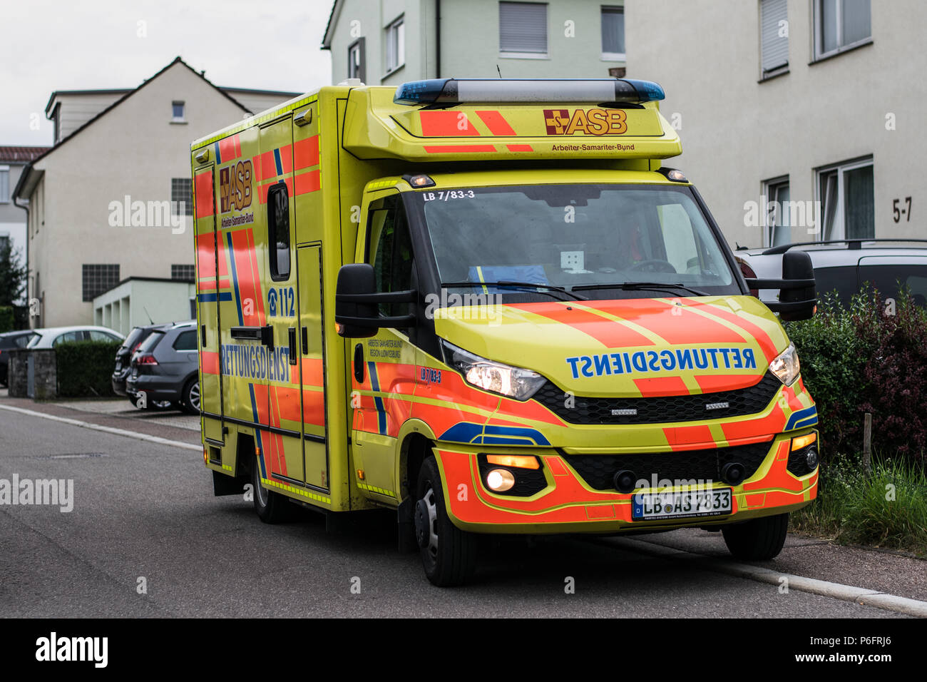 Rettungswagen des ASB im Einsatz - ambulanza durante un'emergenza Foto Stock