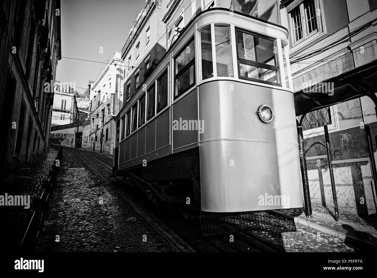 Antico e vecchio tram di Lisbona, dettaglio di un antico mezzo di trasporto intorno alla città, monumento di Lisbona Foto Stock