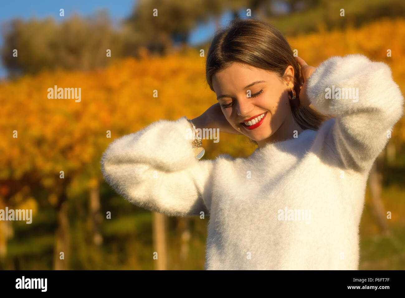 Ritratto di ragazza sorridente nella natura Foto Stock