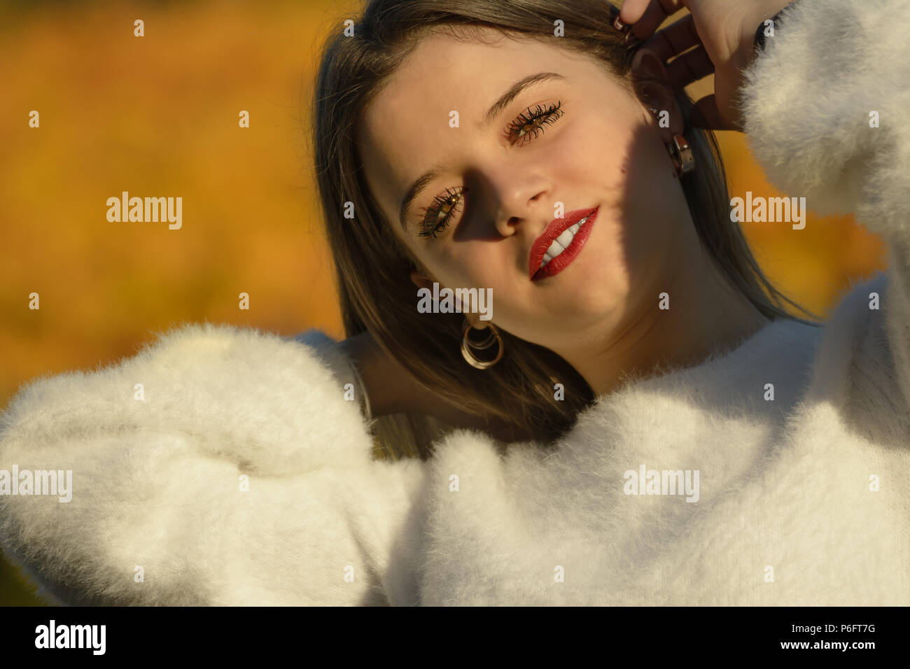 Ritratto di ragazza sorridente nella natura Foto Stock