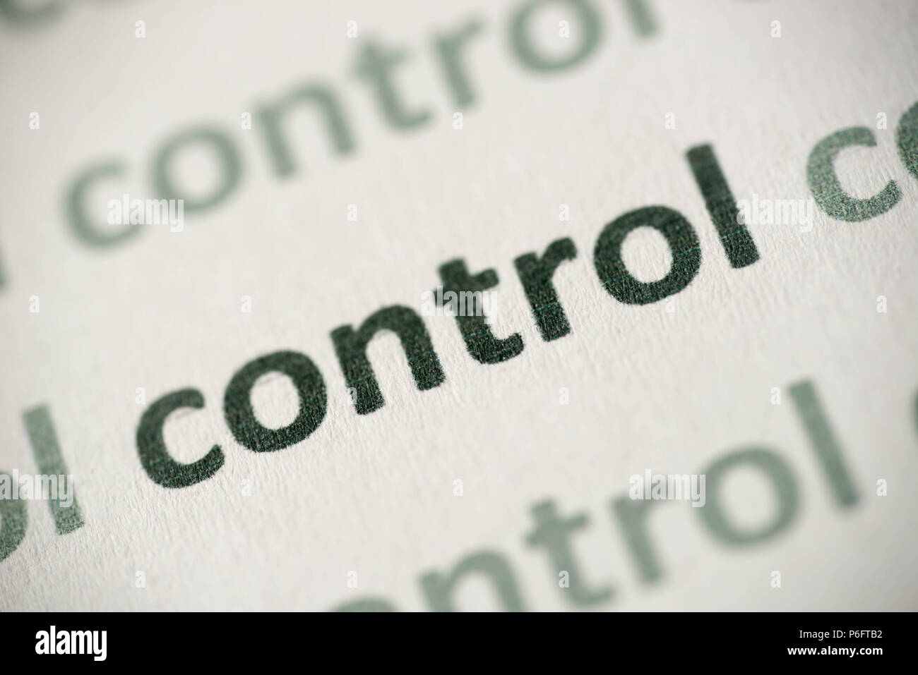 Controllo di parola stampata su carta bianca macro Foto Stock