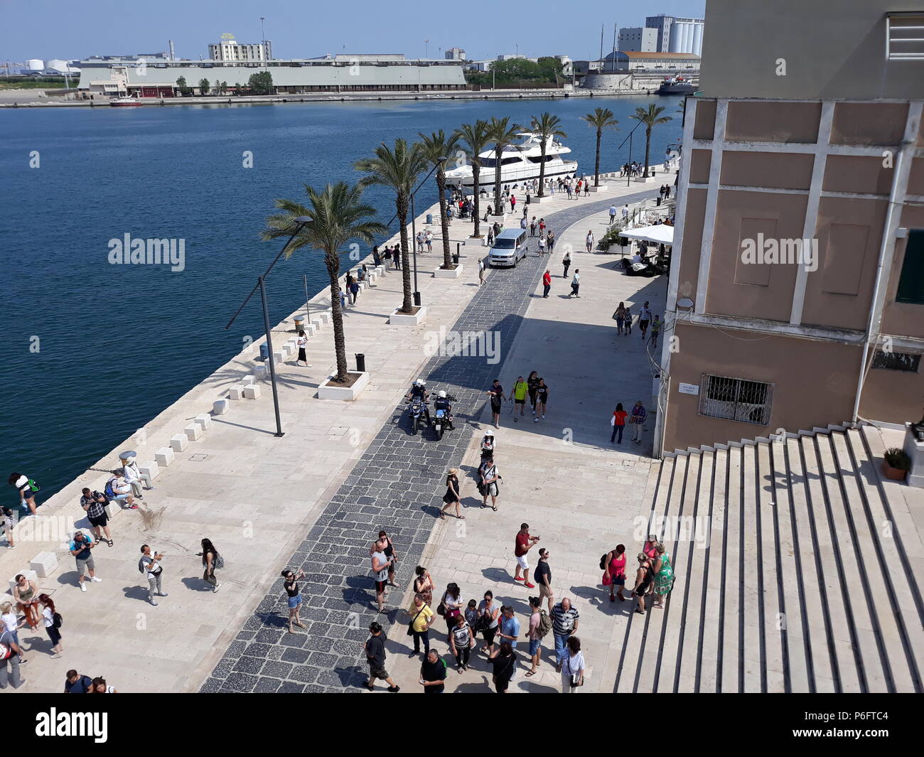 Brindisi, Italia - 30 Aprile 2018: passeggiata sul porto di Brindisi e turisti Foto Stock