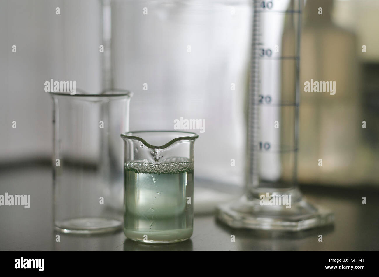 Campione di acqua nel tubo di vetro con colorazione verde gradiente Foto Stock