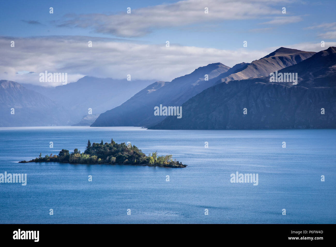 Una piccola isola nel Lago Wanaka, South Island, in Nuova Zelanda. Foto Stock