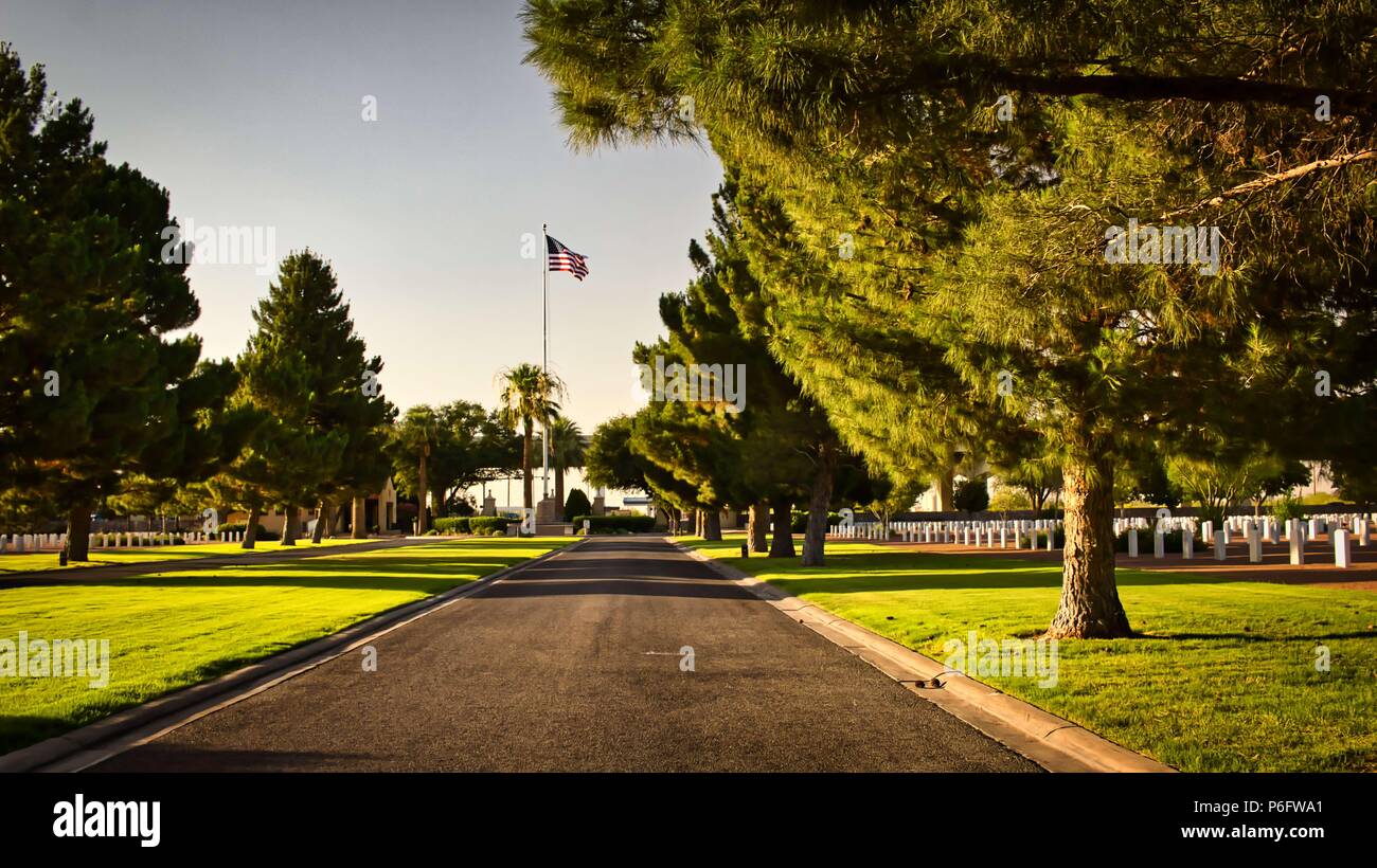 Bandiera americana vola su strada presso il memorial Foto Stock