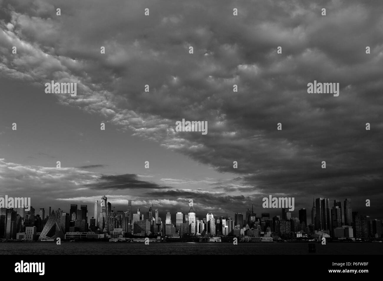 Giugno 6, 2018 - NEW YORK NEW YORK, USA - New York City e il fiume Hudson al tramonto in bianco e nero con infausto nuvole sopra la Skyline di Manhattan in bianco e nero Foto Stock