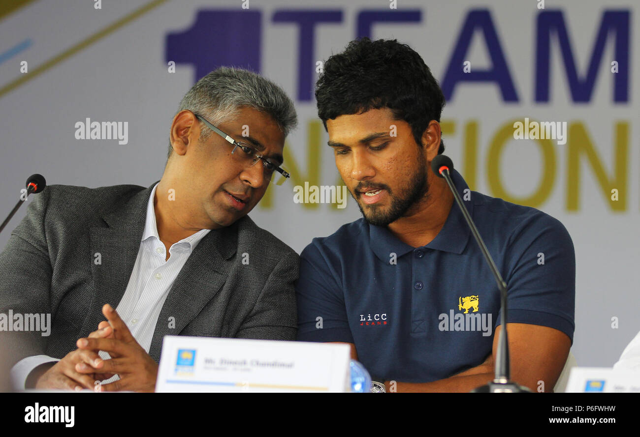 Sri Lanka ministro dello sport Faiszer Musthapha (L) parla con lo Sri Lanka di cricket capitano Dinesh Chandimal (R) nel corso di una conferenza stampa. (Foto di Pradeep Dambarage / Pacific Stampa) Foto Stock