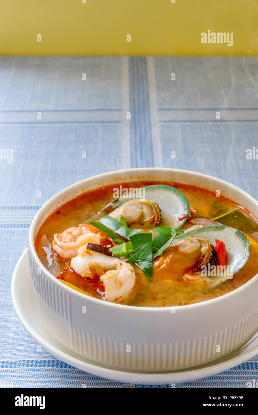 Frutti di mare piccante zuppa o Tom Yum Goong , cibo tradizionale in Thailandia Foto Stock