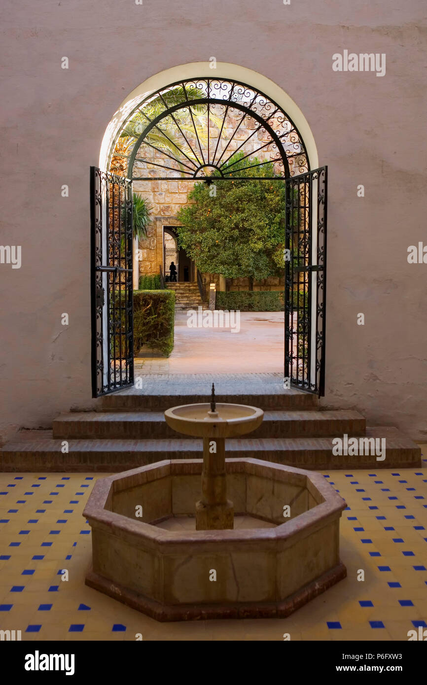 Un grazioso cortile (Patio del Cuerpo de Guardia) off il Patio del León, Alcazar, Sevilla, Andalusia, Spagna Foto Stock