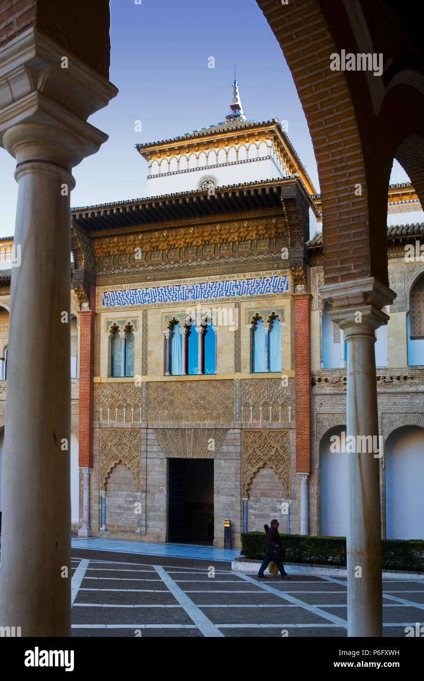 Patio de la Montería, Alcazar, Sevilla, Andalusia, Spagna: l'ingresso a Don Pedro's Palace Foto Stock
