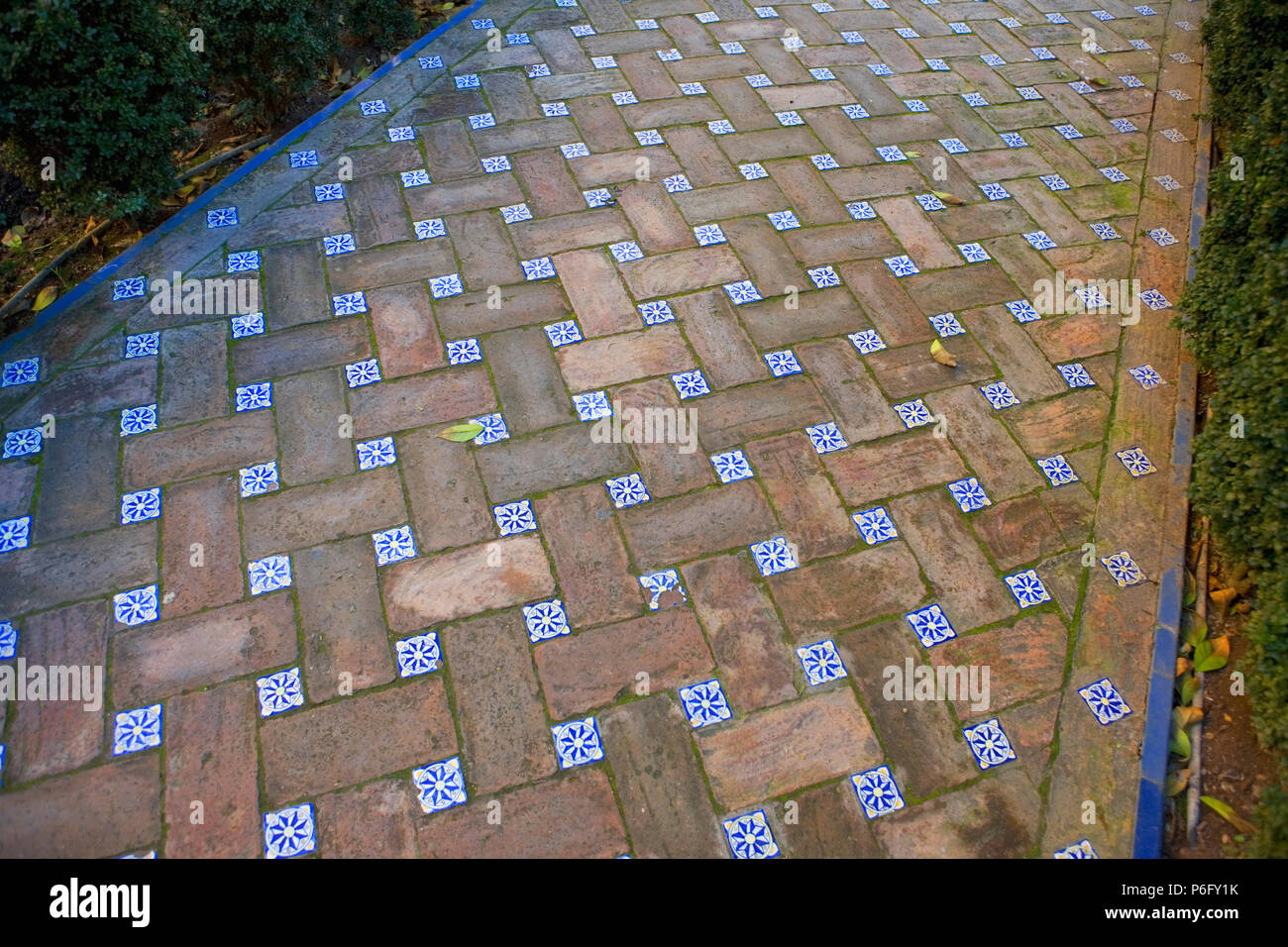 Bellissimo sentiero fatta di mattoni e piastrelle, Jardín del Príncipe, Reales Alcázares de Sevilla, Andalusia, Spagna Foto Stock