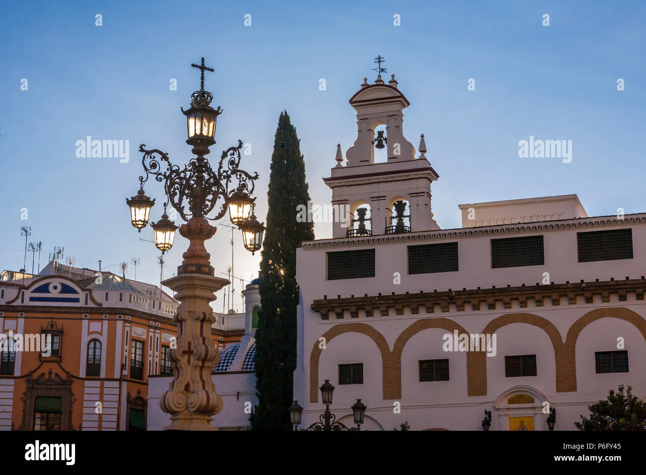 Plaza Virgen de los Reyes e il Convento de la Encarnación, Sevilla, Andalusia, Spagna Foto Stock