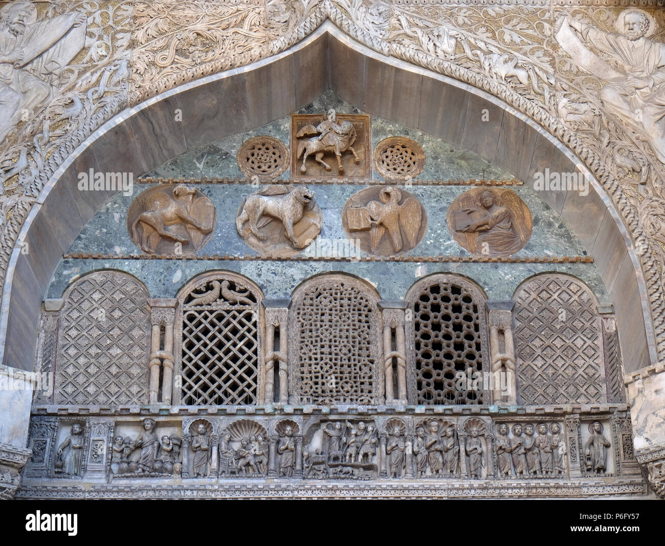 I simboli dei quattro evangelisti, dettaglio della facciata della Basilica di San Marco, Piazza San Marco, Venezia, Italia Foto Stock