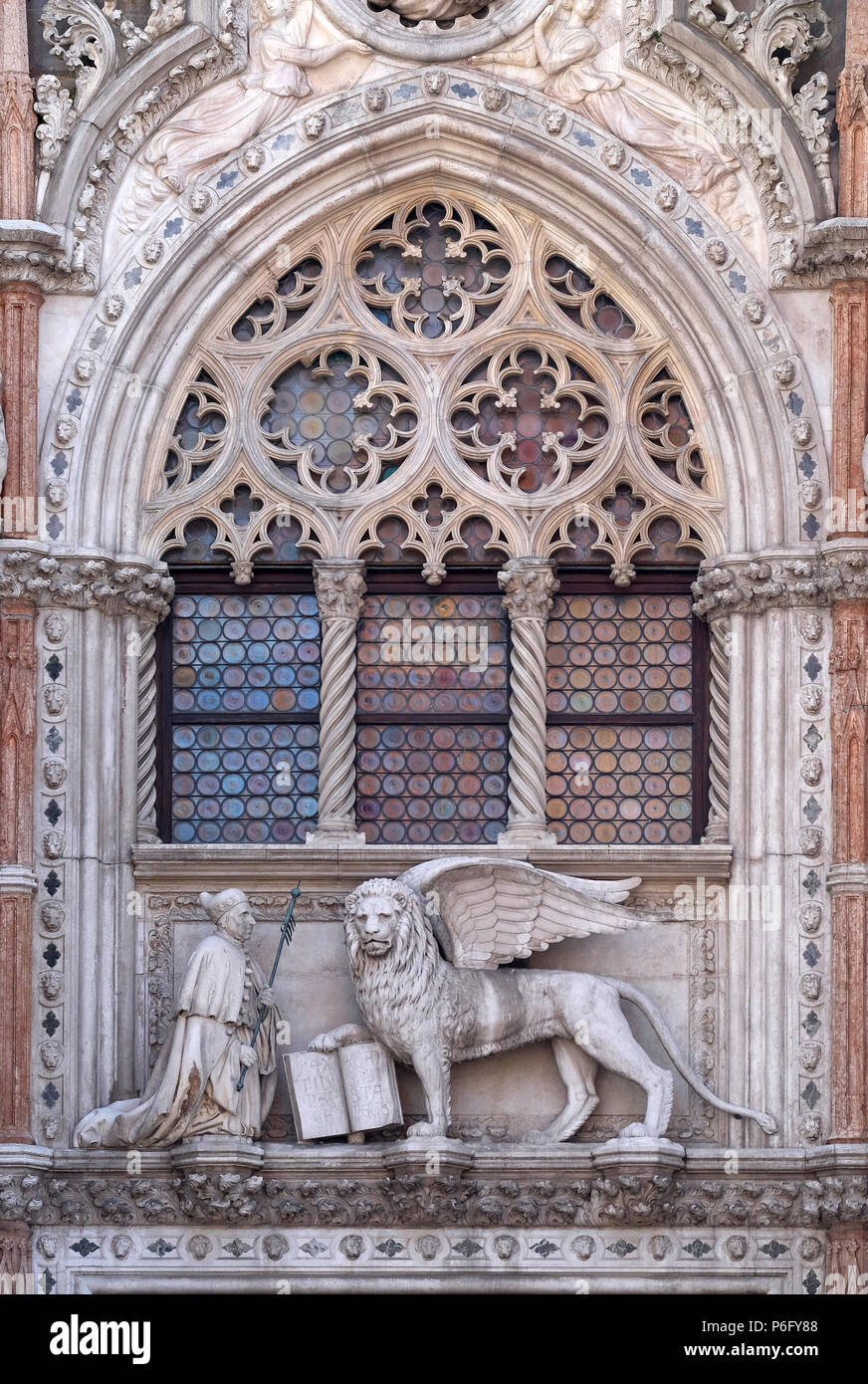 Dettaglio della Porta della Carta ingresso al Palazzo del Doge di Venezia, Italia, raffigurante il Doge Francesco Foscari inginocchiata davanti il Leone di San Marco Foto Stock