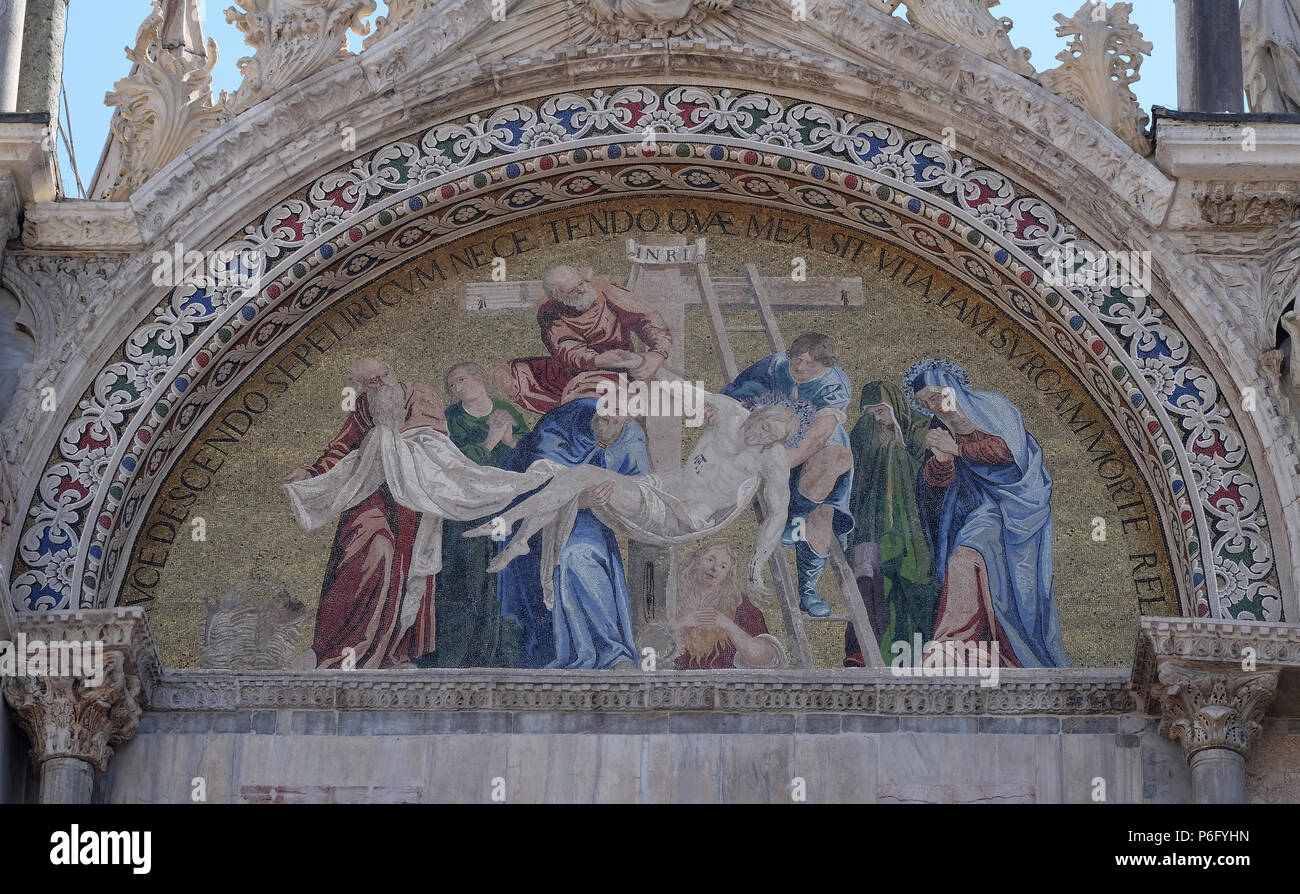 La deposizione di Gesù Cristo dalla croce, mosaico alto dalla facciata