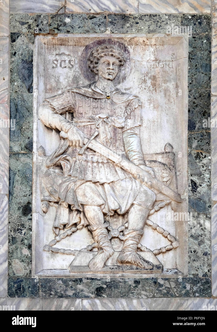 Rilievo raffigurante San Giorgio, dettaglio della facciata della Basilica di San Marco, Piazza San Marco, Venezia, Italia Foto Stock