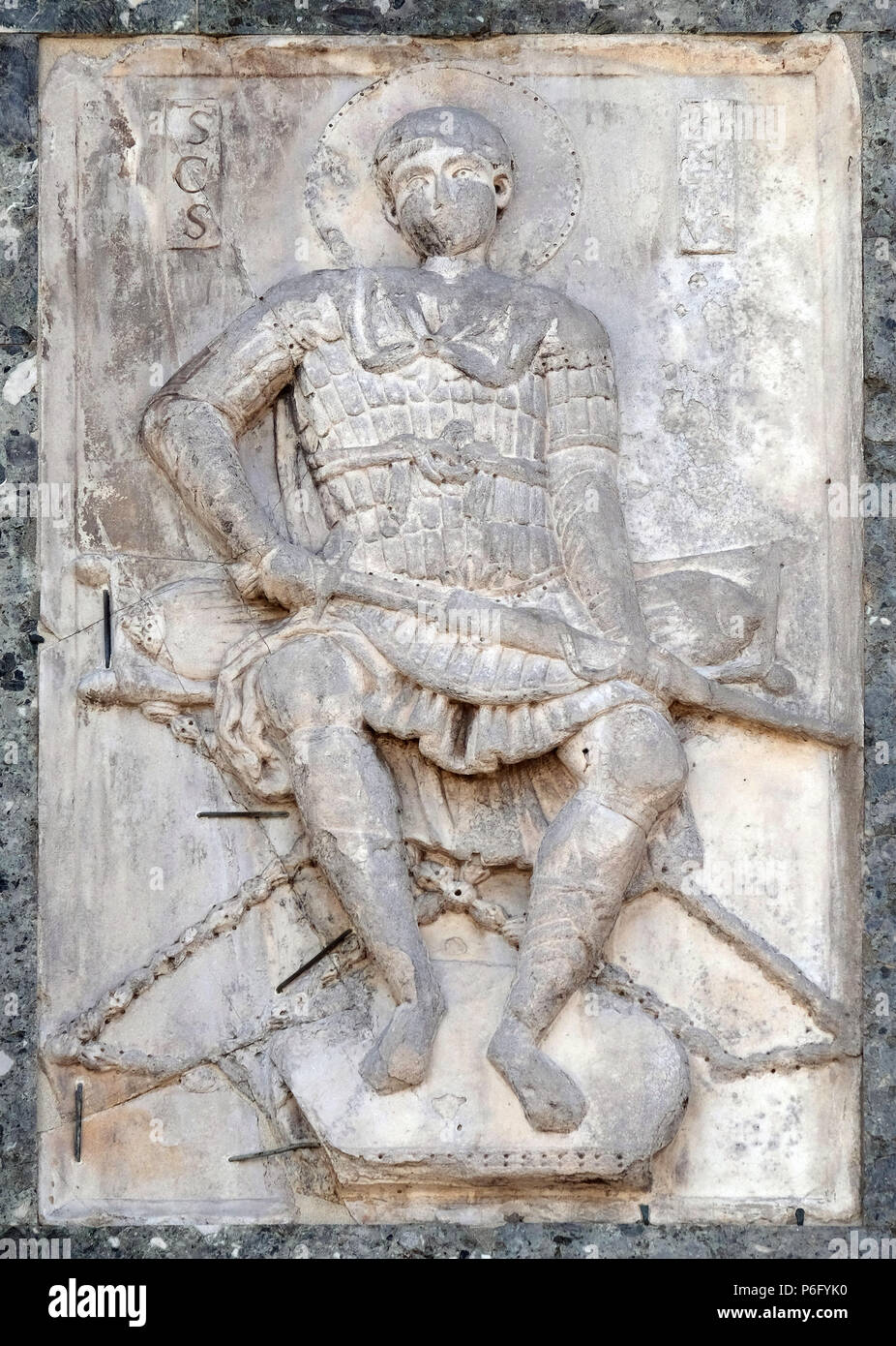 Rilievo raffigurante San Teodoro, dettaglio della facciata della Basilica di San Marco, Piazza San Marco, Venezia, Italia Foto Stock