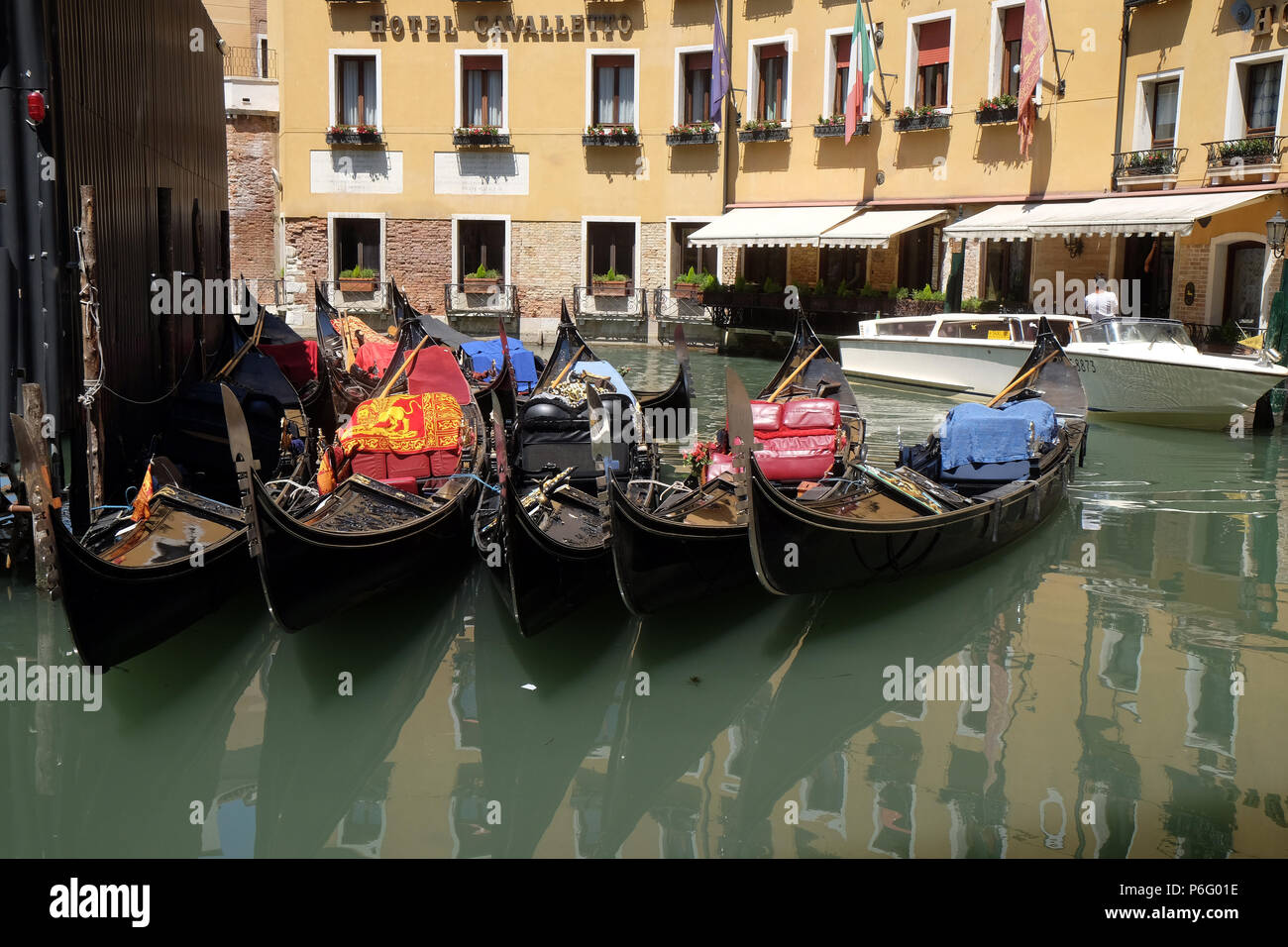 Vista delle gondole attraccate e edifici storici di Venezia, Italia Foto Stock