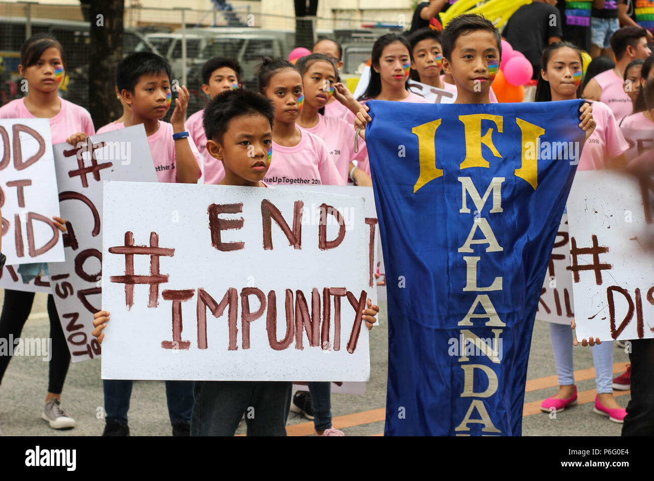 Kids protesta per porre fine all'impunità nel paese. Migliaia si sono riuniti intorno al Marikina Sports Center a Manila, Filippine per il grande orgoglio di marzo e Festival 2018. La metropolitana di Manila orgoglio mira a fornire una sicura, informato di intersezione, educativo e potenziando gli spazi per i gay filippini. Foto Stock