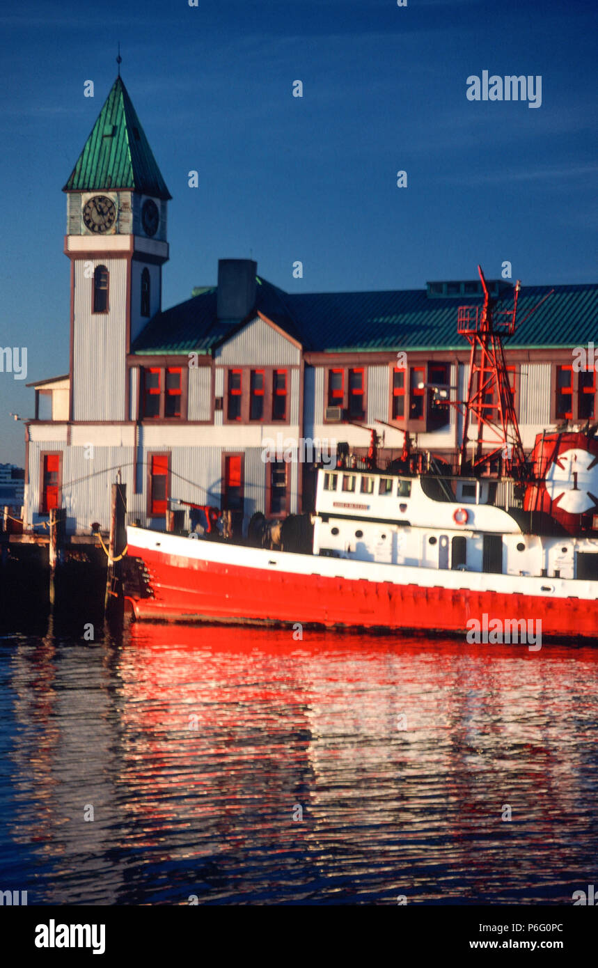 1991 immagine della città un molo con Fireboat ancorato, Lower Manhattan, New York, Stati Uniti d'America Foto Stock