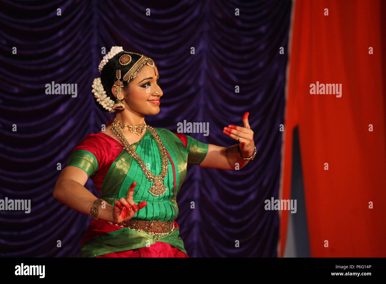 Il BHARATA NATYAM è uno degli otto di danza classica con forme di india,da parte dello stato del Tamil Nadu.Le foto vengono da diverse performance sul palco Foto Stock