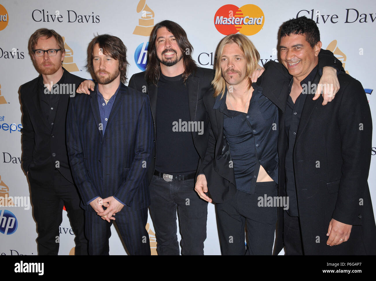 Clive Davis Pre-Grammy Serata di Gala presso il Beverly Hilton di Los Angeles. Foo Fighters - Nate Mendel, Chris Shiflett, Dave Grohl, Taylor HFoo Fighters - Nate Mendel, Chris Shiflett, Dave Grohl, Taylor H 27 evento nella vita di Hollywood - California, tappeto rosso Evento, STATI UNITI D'AMERICA, industria cinematografica, celebrità, fotografia, Bestof, arte cultura e intrattenimento, Topix celebrità moda, migliori della vita di Hollywood, evento nella vita di Hollywood - California, moquette rossa e dietro le quinte, ,arti della cultura e del divertimento, fotografia, inchiesta tsuni@Gamma-USA.com , Musica celebrità, musicista, gruppo di musica, 2010Foo Fighter Foto Stock