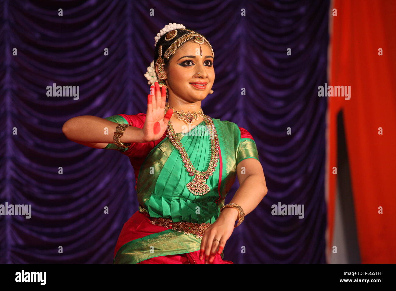 Il BHARATA NATYAM è uno degli otto di danza classica con forme di india,da parte dello stato del Tamil Nadu.Le foto vengono da diverse performance sul palco Foto Stock