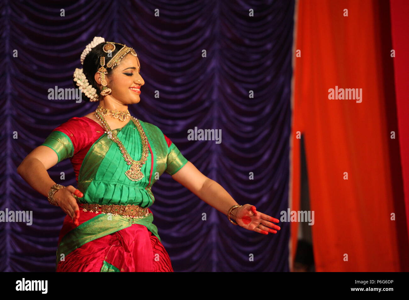 Il BHARATA NATYAM è uno degli otto di danza classica con forme di india,da parte dello stato del Tamil Nadu.Le foto vengono da diverse performance sul palco Foto Stock