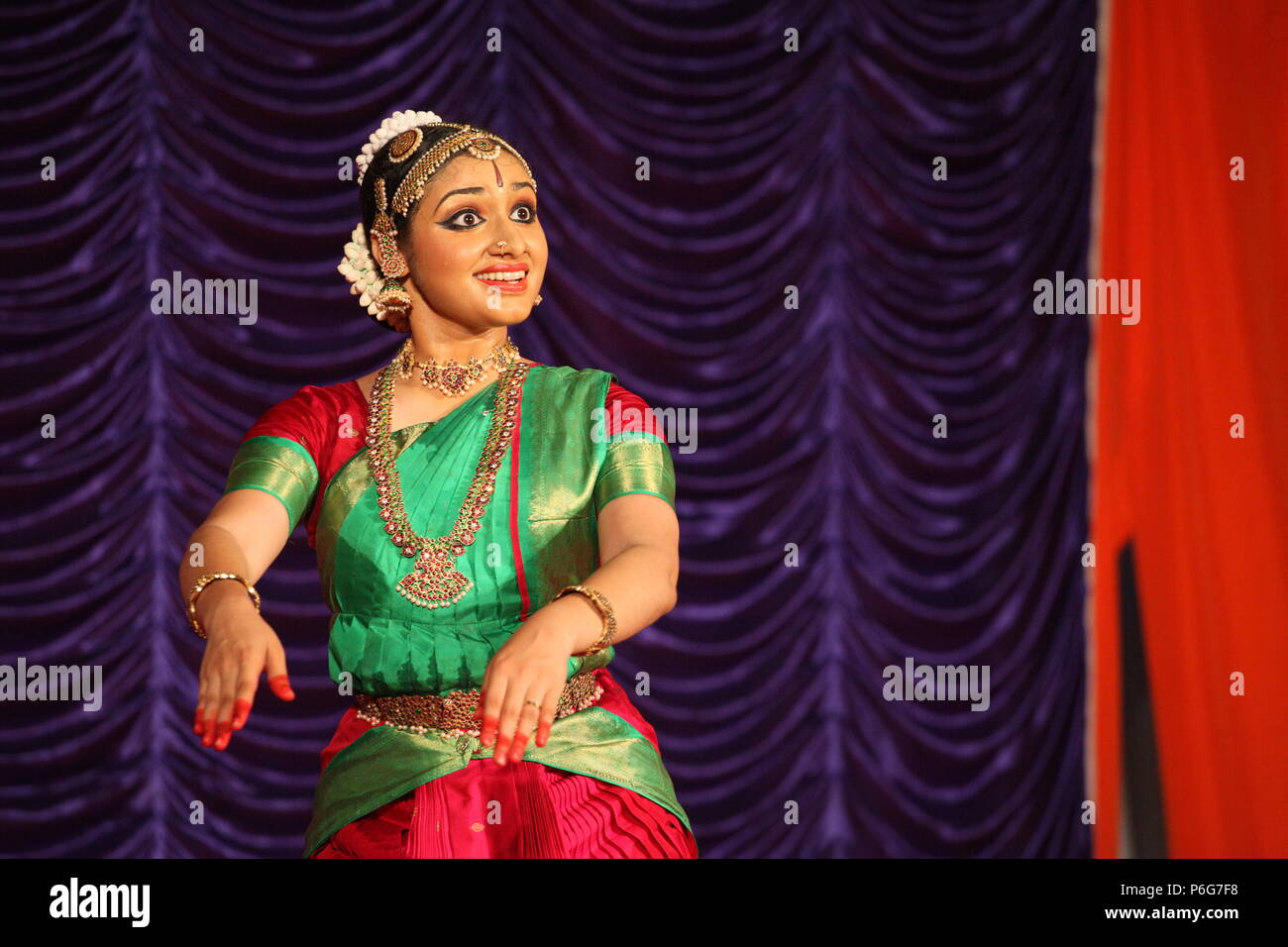 Il BHARATA NATYAM è uno degli otto di danza classica con forme di india,da parte dello stato del Tamil Nadu.Le foto vengono da diverse performance sul palco Foto Stock