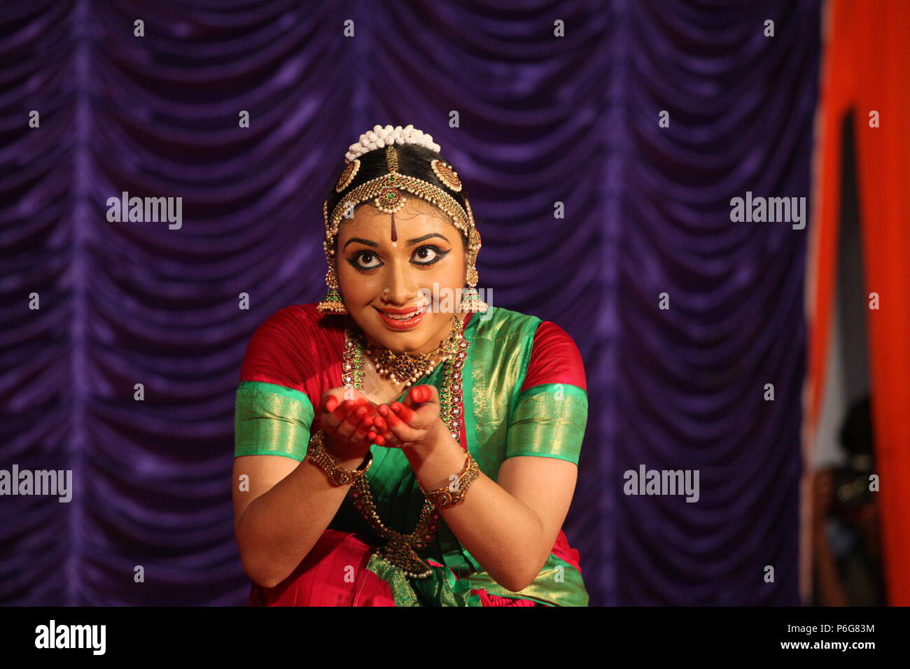 Il BHARATA NATYAM è uno degli otto di danza classica con forme di india,da parte dello stato del Tamil Nadu.Le foto vengono da diverse performance sul palco Foto Stock