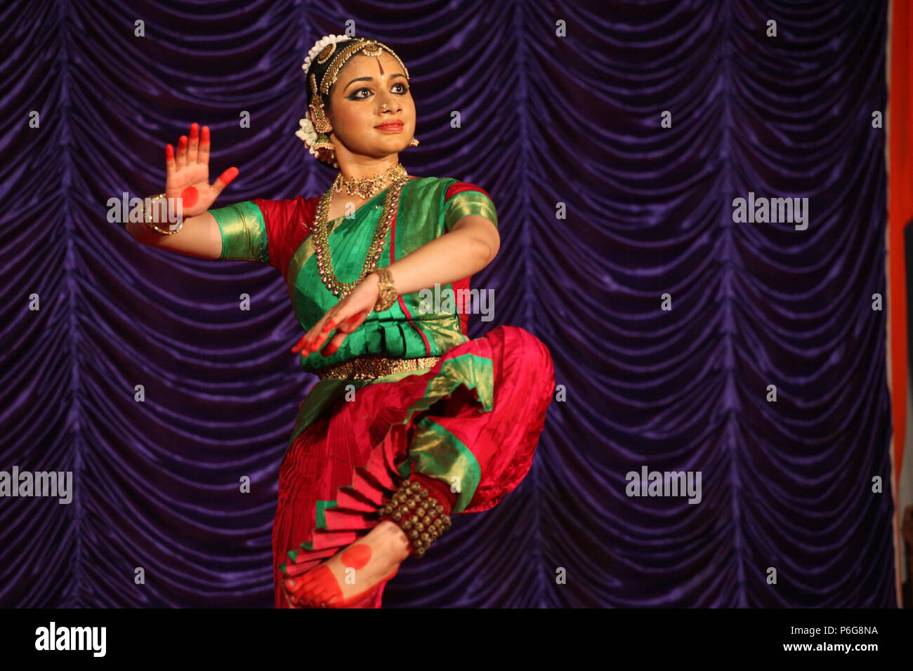 Il BHARATA NATYAM è uno degli otto di danza classica con forme di india,da parte dello stato del Tamil Nadu.Le foto vengono da diverse performance sul palco Foto Stock