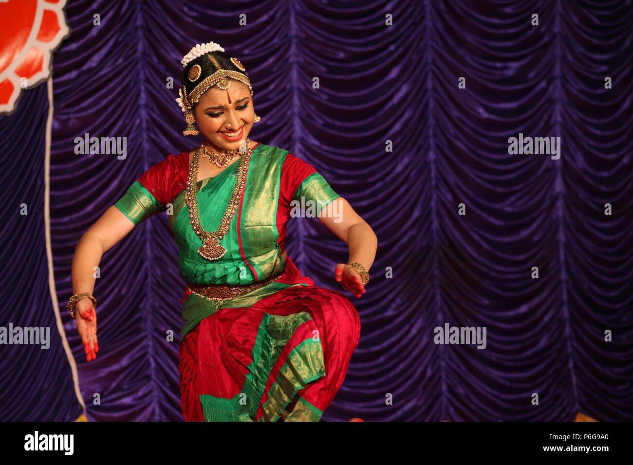 Il BHARATA NATYAM è uno degli otto di danza classica con forme di india,da parte dello stato del Tamil Nadu.Le foto vengono da diverse performance sul palco Foto Stock