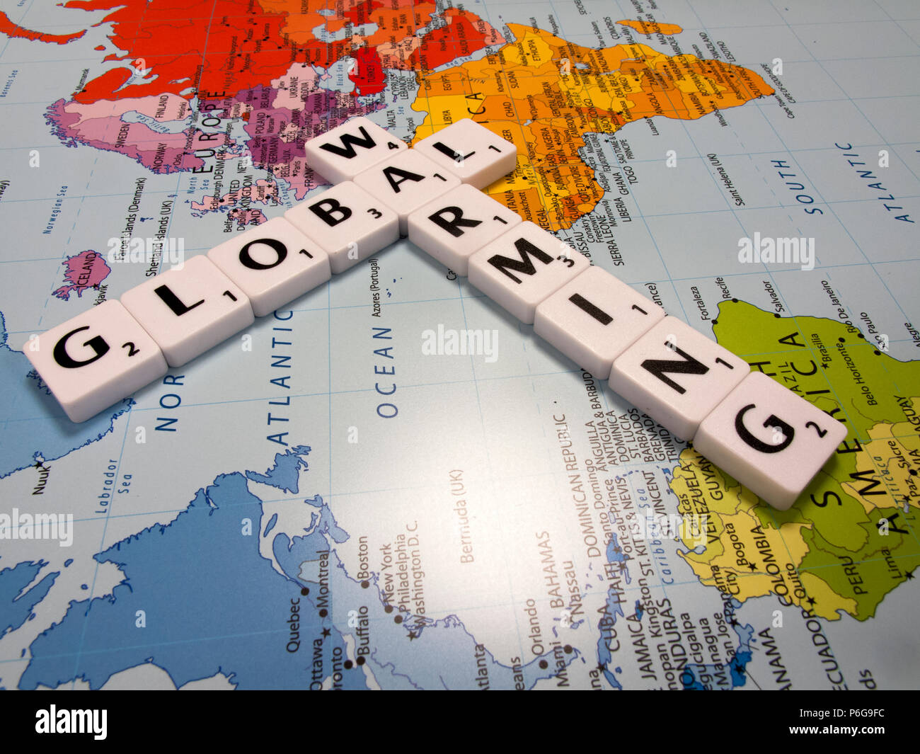 Rappresentazione del riscaldamento globale, la temperatura media globale è aumentata al tasso più veloce della storia registrata, sulla mappa del mondo sullo sfondo Foto Stock