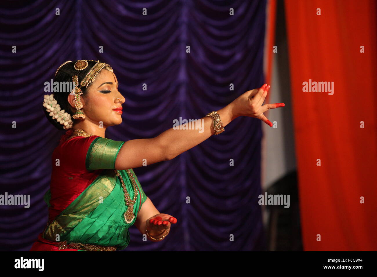 Il BHARATA NATYAM è uno degli otto di danza classica con forme di india,da parte dello stato del Tamil Nadu.Le foto vengono da diverse performance sul palco Foto Stock