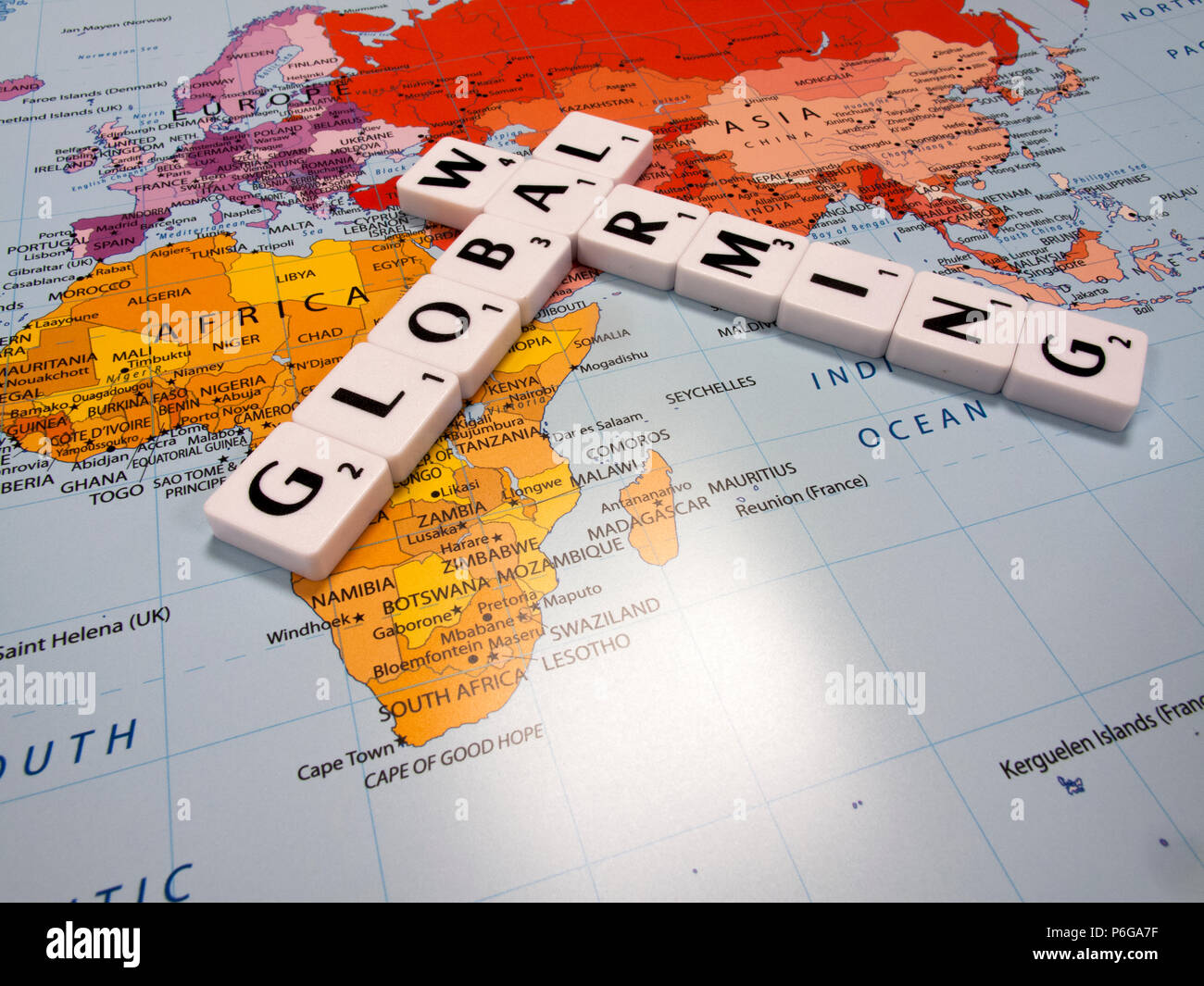 Rappresentazione del riscaldamento globale, la temperatura media globale è aumentata al tasso più veloce della storia registrata, sulla mappa del mondo sullo sfondo Foto Stock