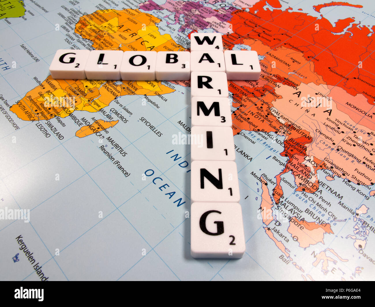 Rappresentazione del riscaldamento globale, la temperatura media globale è aumentata al tasso più veloce della storia registrata, sulla mappa del mondo sullo sfondo Foto Stock