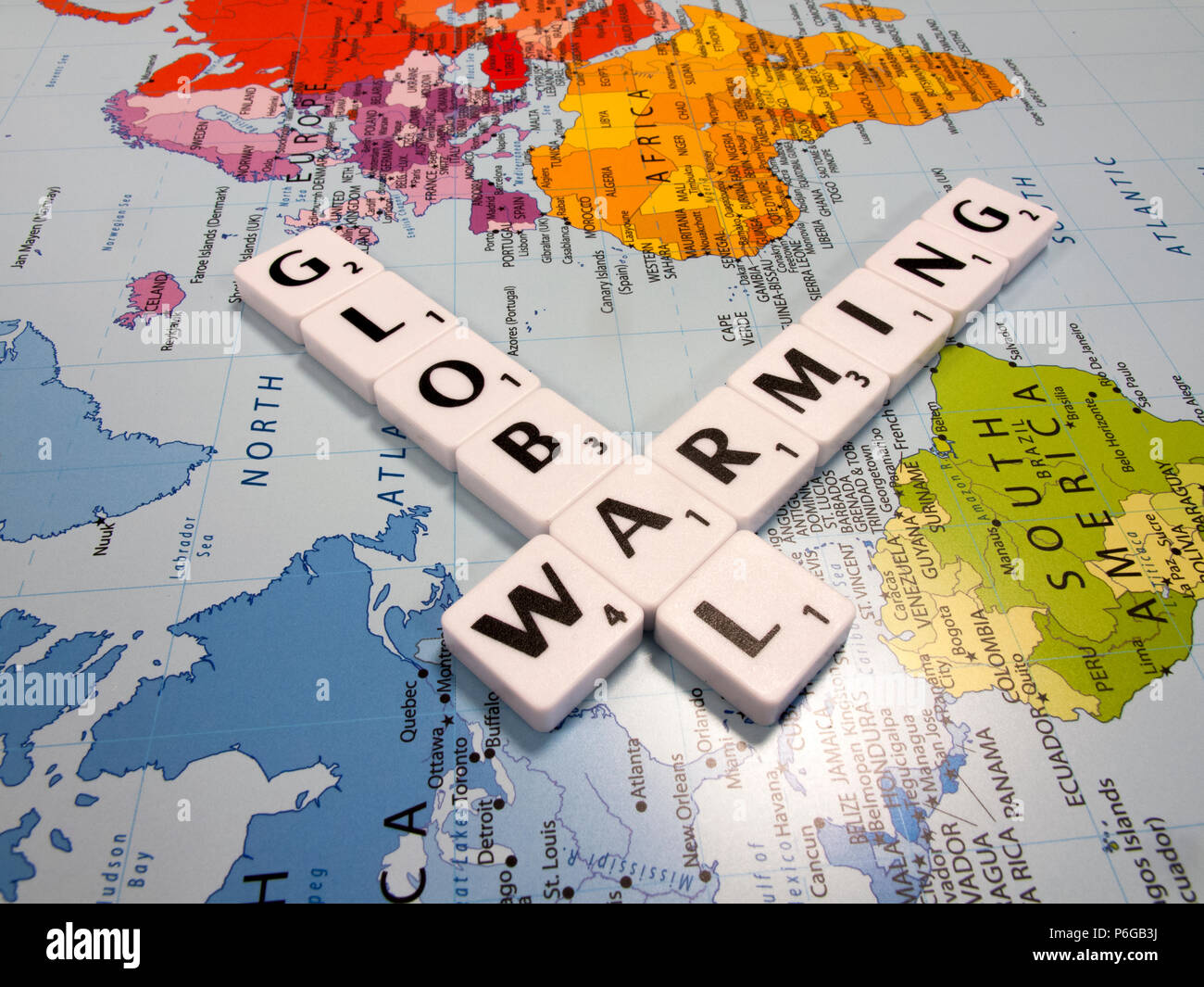 Rappresentazione del riscaldamento globale, la temperatura media globale è aumentata al tasso più veloce della storia registrata, sulla mappa del mondo sullo sfondo Foto Stock