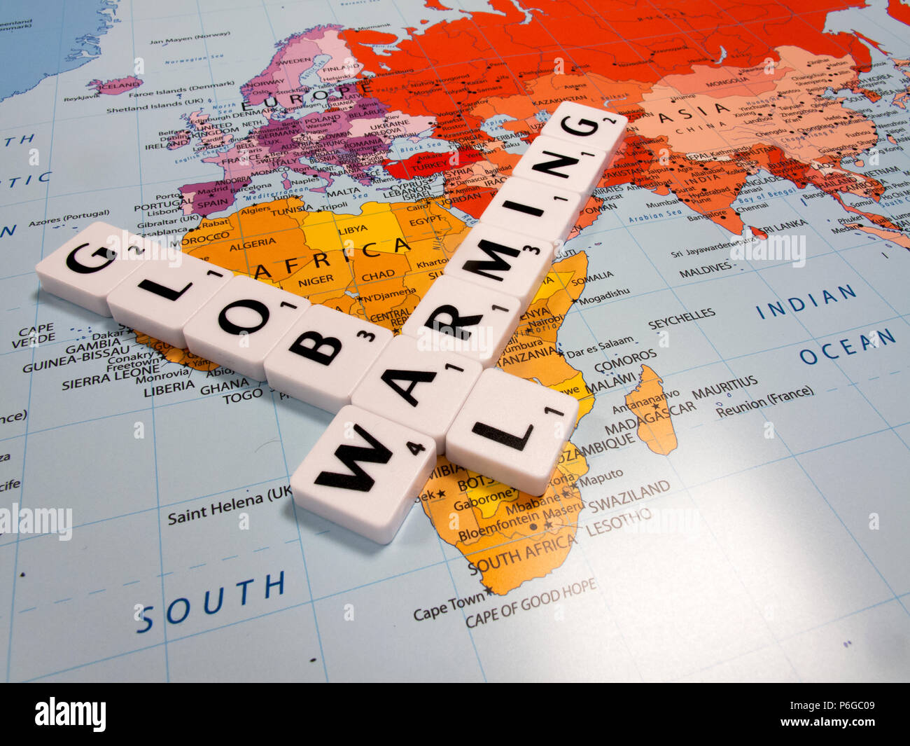 Rappresentazione del riscaldamento globale, la temperatura media globale è aumentata al tasso più veloce della storia registrata, sulla mappa del mondo sullo sfondo Foto Stock