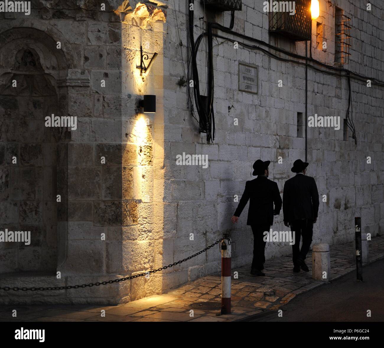 Israele. Gerusalemme. Gli uomini camminare accanto alla Cattedrale di Saint James, del XII secolo, sede del Patriarcato Armeno di Gerusalemme. Quartiere Armeno. Foto Stock