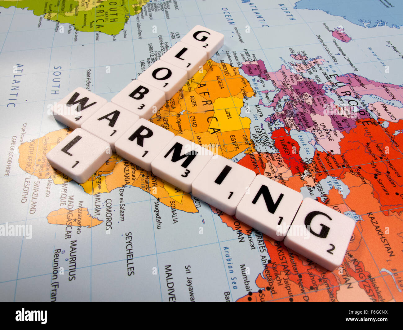 Rappresentazione del riscaldamento globale, la temperatura media globale è aumentata al tasso più veloce della storia registrata, sulla mappa del mondo sullo sfondo Foto Stock