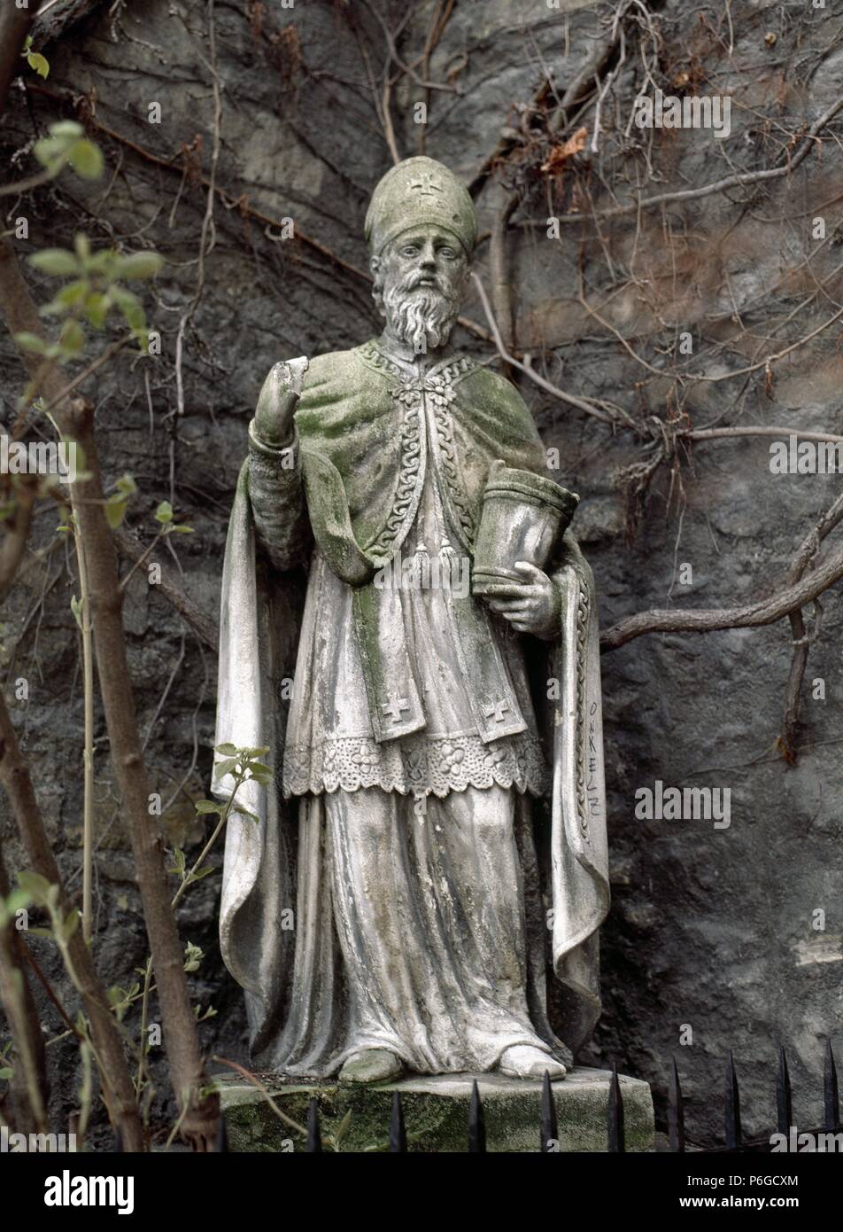 RUPERTO, San. Fué el patrón de los Mercaderes antiguos de sal vieneses. Estatua que custodia la base de la torre románica de la Rupreschtskirche, iglesia dedicada al santo, en la que aparece con unà vasija de Sal. En la Edad Media la sal era onu bien muy apreciado. VIENA. Austria. Foto Stock