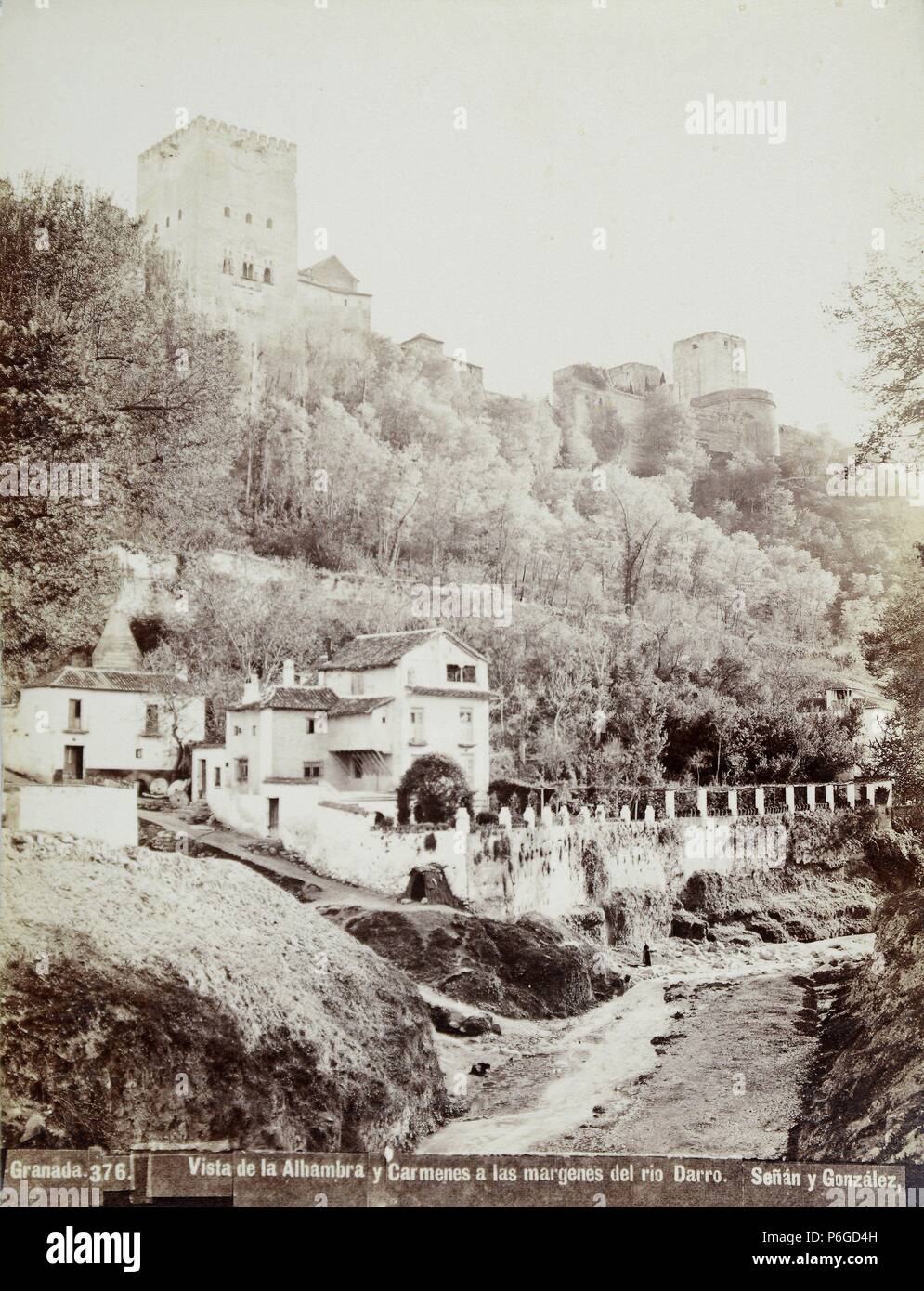 Granada, Panorama de la ciudad y de las Torres del Homenaje de la Alhambra. Foto Stock