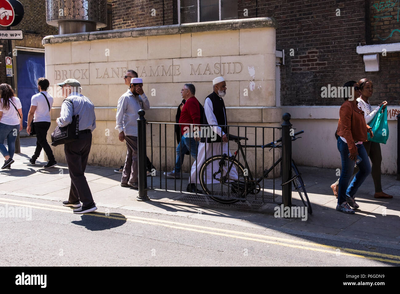 Brick Lane street scene, Borough of Tower Hamlets, London, England, Regno Unito Foto Stock