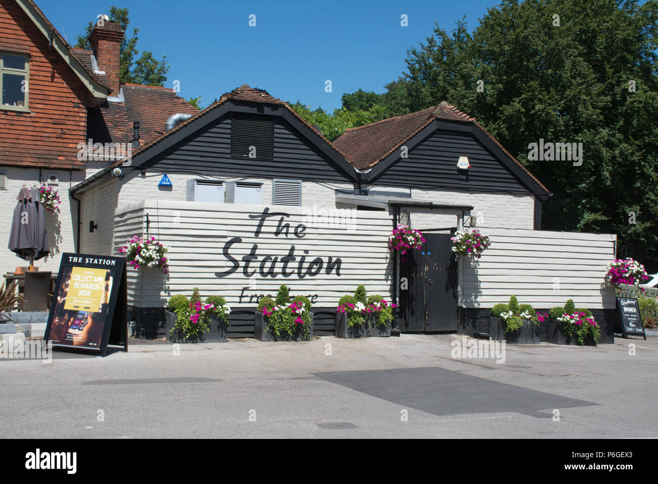 La stazione public house in Fleet, Hampshire, Regno Unito su una soleggiata giornata estiva Foto Stock