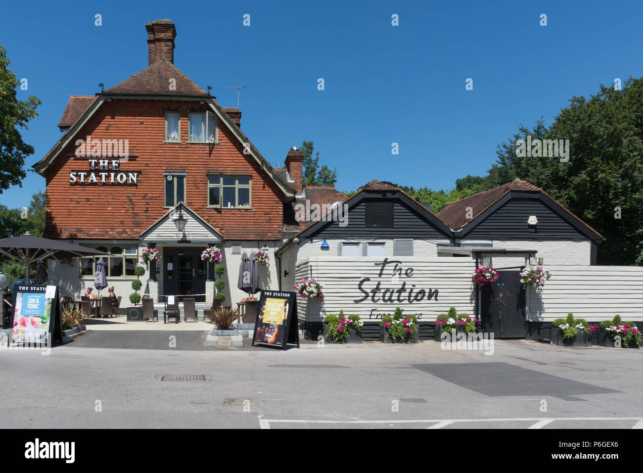 La stazione public house in Fleet, Hampshire, Regno Unito su una soleggiata giornata estiva Foto Stock