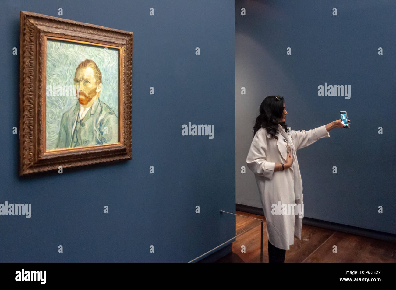 Persone consumano arte al Musée d'Orsay Foto Stock