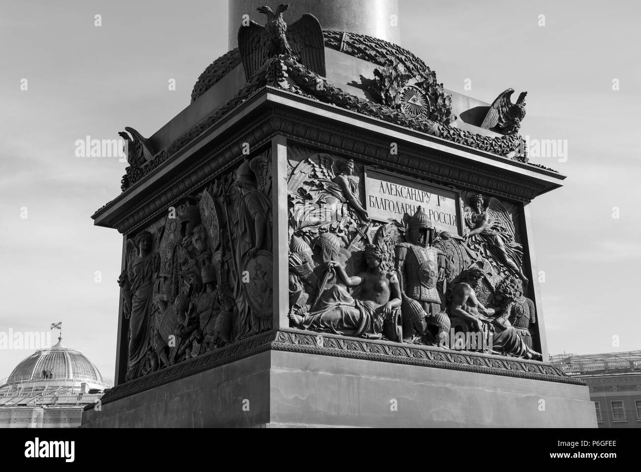 Immagine in bianco e nero del piedistallo della colonna di Alexander si trova a San Pietroburgo, Russia Foto Stock