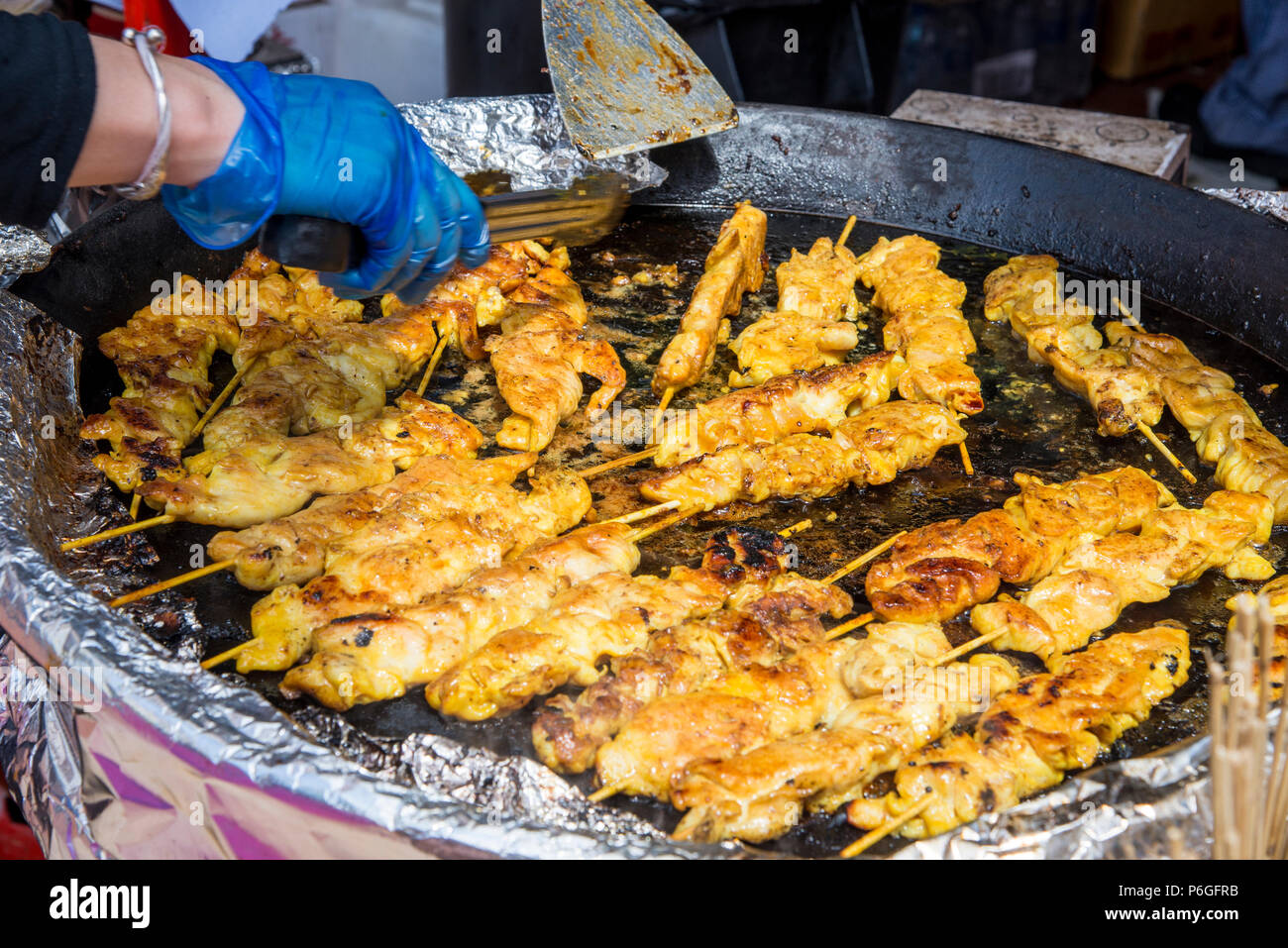Sticky Asian spiedini di pollo - Food Street Market Reading, Regno Unito - Giugno, 2018 Foto Stock