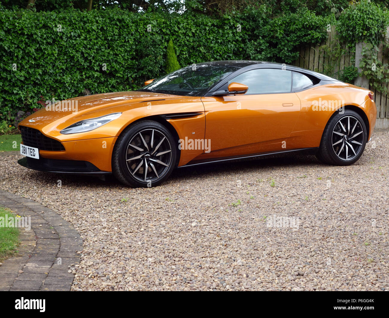 Aston Martin DB11 in una casa privata nel South Yorkshire. La Aston Martin DB11 è un British Grand Tourer Foto Stock